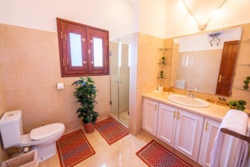 en-suite bathroom with shower