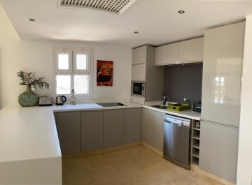 Fully equipped kitchen with stove, oven, dish washer and kettle