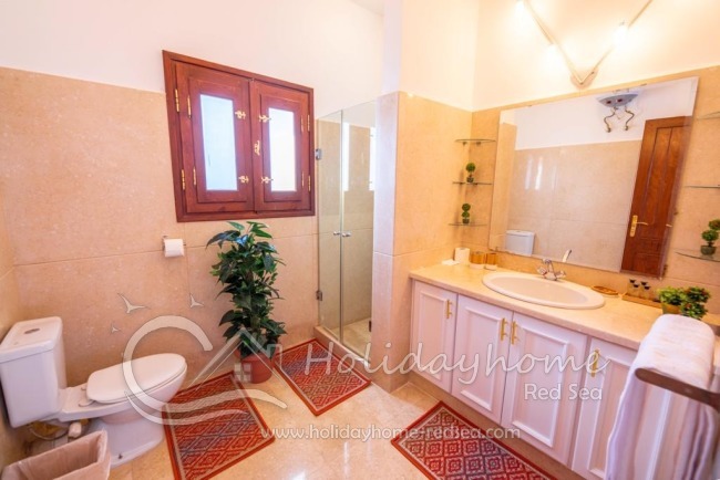 en-suite bathroom with shower