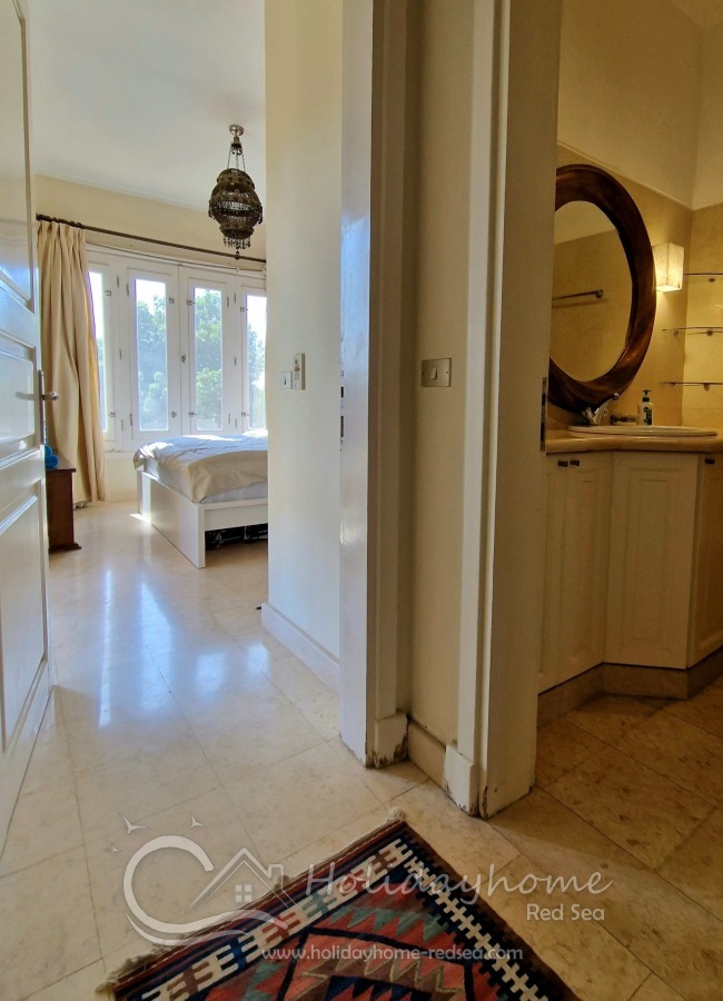 Access to bathroom and bedroom