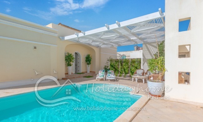 View from the pool to the entrance