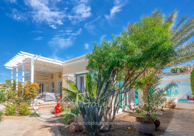 Entrance to the villa with a view of the terrace