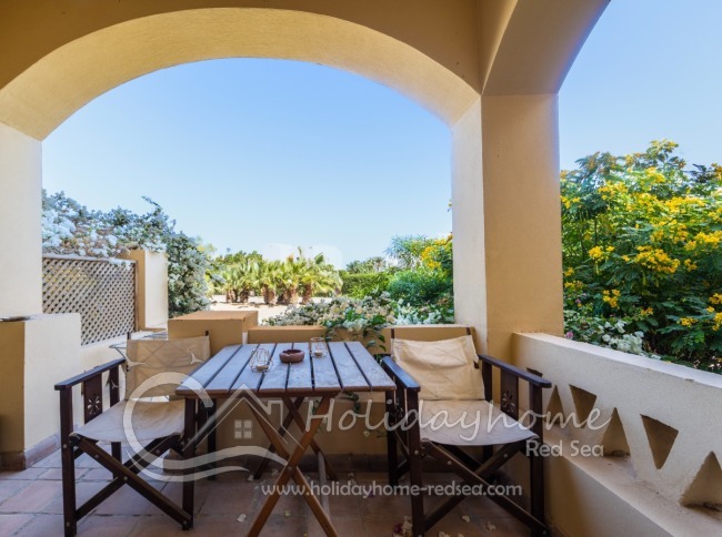 Beautiful terrace with access to the lagoon