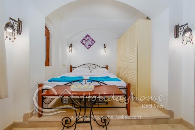 Sleeping area with double bed