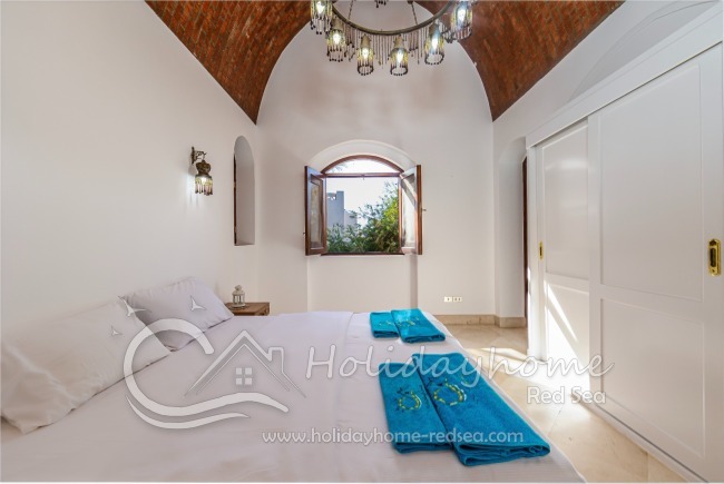 Bedroom 3 with double bed and en-suite bathroom with shower