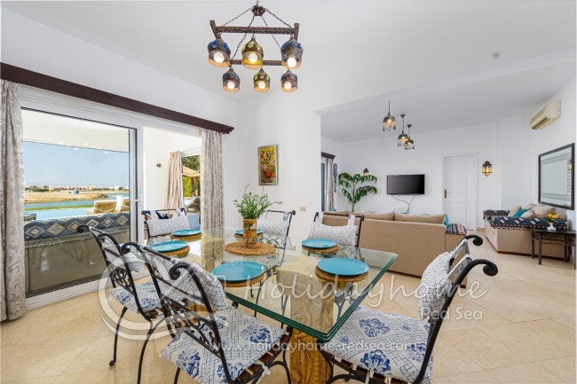 Spacious dinig table