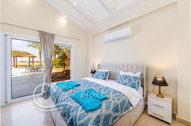 Bed room1  with double bed with access to the terrace