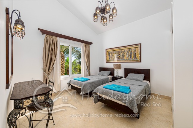 Bedroom 4 with 2 single beds