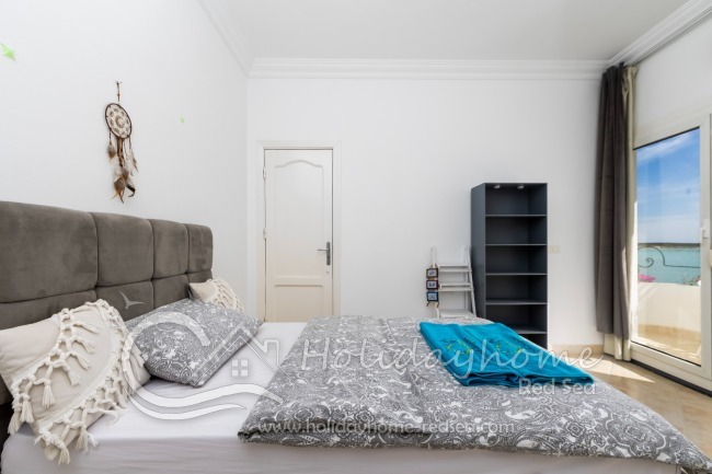 Second bedroom with balcony and sea view
