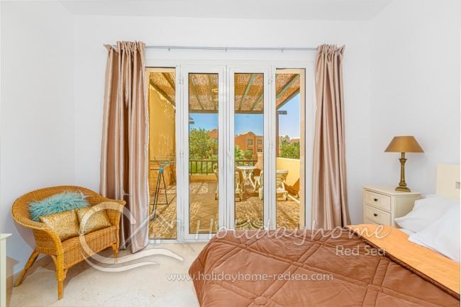 3. bedroom with terrace and Pool view.