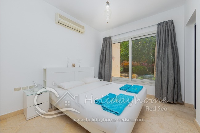 Bedroom with access to the terrace