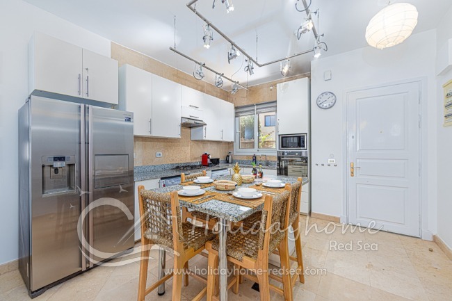 Fully equipped kitchen with dining counter