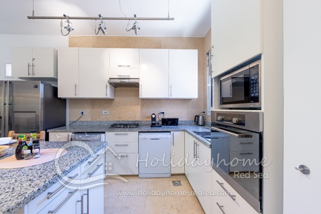 Kitchen with dishwasher, gas cooker, oven and microwave