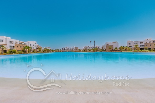 Large Saltwater Pool/Lagune with sandy beach