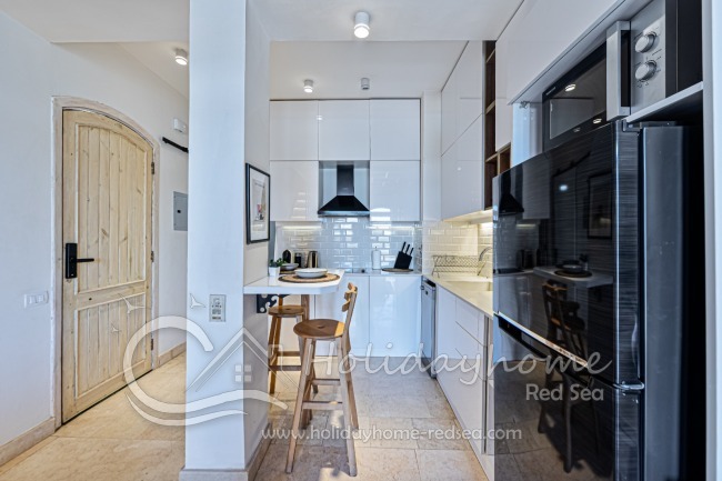 Fully equipped kitchen with dining bar