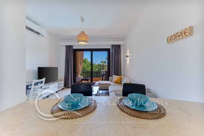 Living area with bar counter