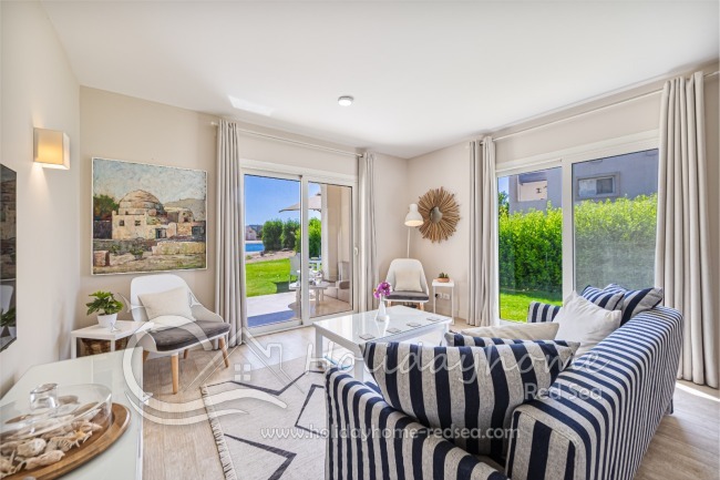 Cozy, bright living room with view to the garden and lagoon