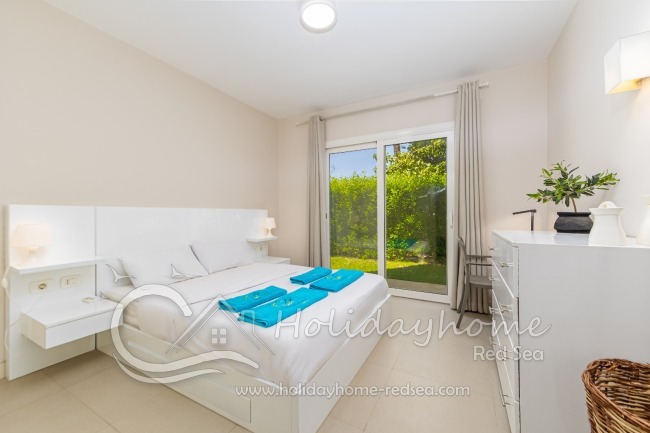 Comfortable bed with view and access to the garden