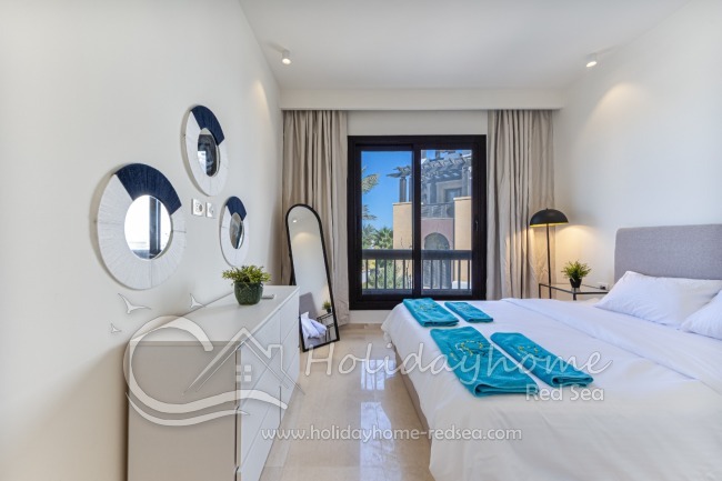 Bright bedroom, with large mirror and enough storrage space