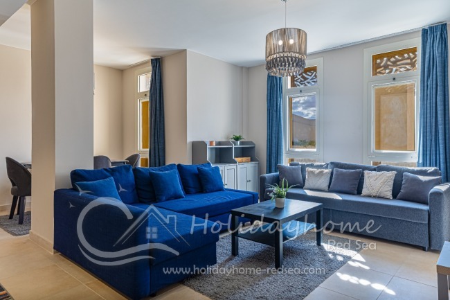 Large, cozy living room with sleeping sofa option