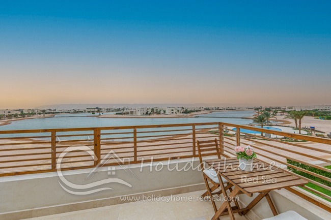 Balcony with dining corner, stunning view over the lagoon and the mountains