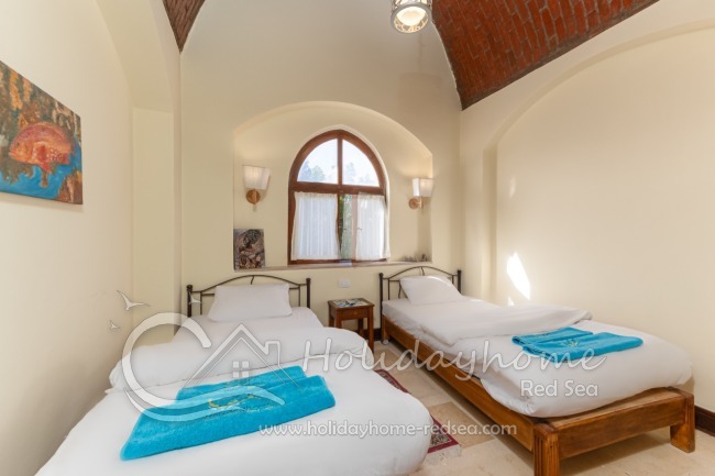 Bedroom with 2 single beds 