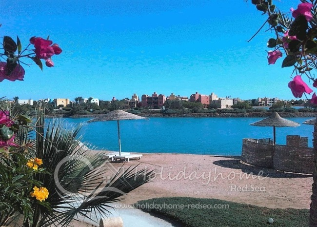 Laggon in front of the town house
