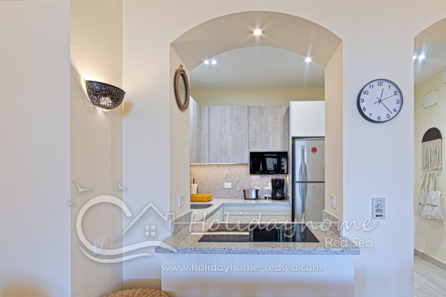 Fully equiped kitchen with cooking island and microwave