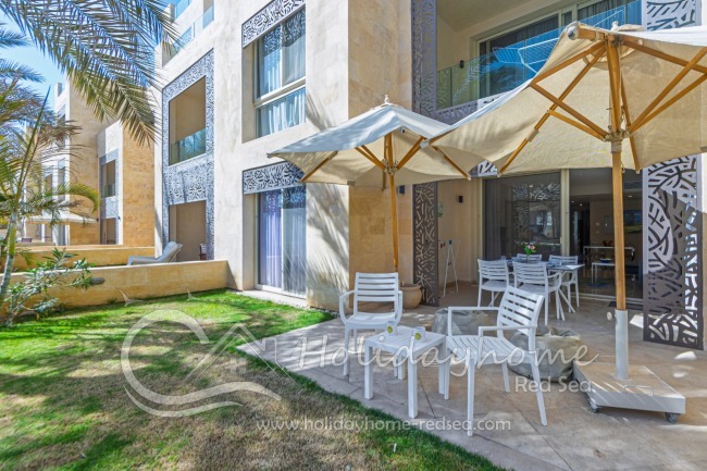 Large terrace with garden and access to the pool