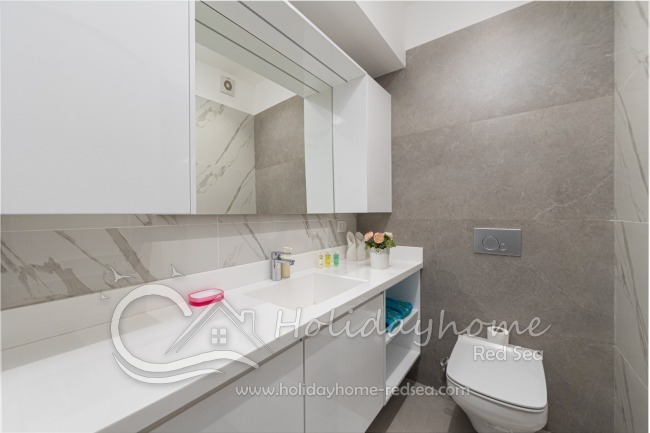 Modern bathroom with lots of space 