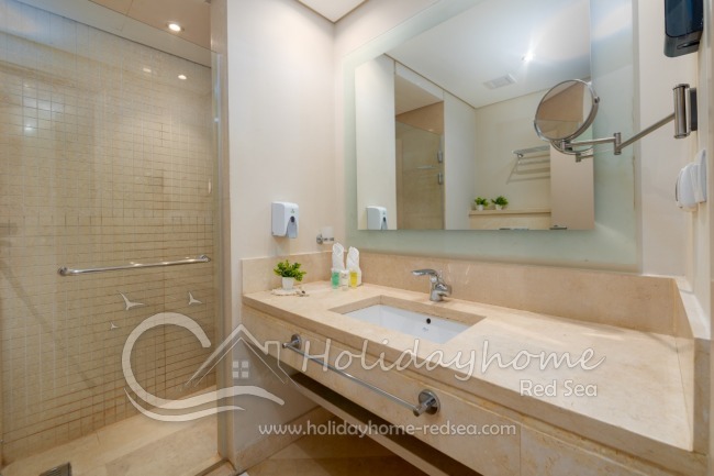 En-suite bathroom to the master bedroom with shower 