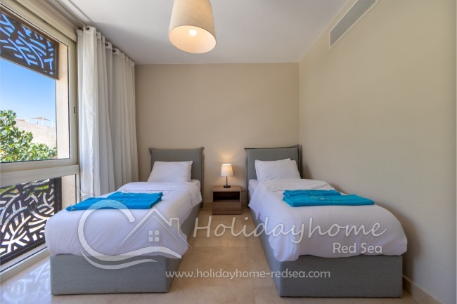Second bedroom with 2 single beds 