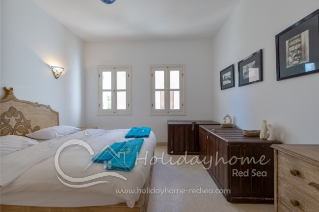 Bedroom with commodes and wardrobe