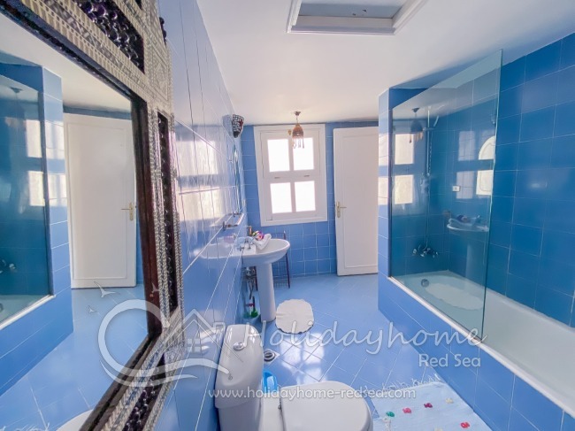 Bathroom with bath tube