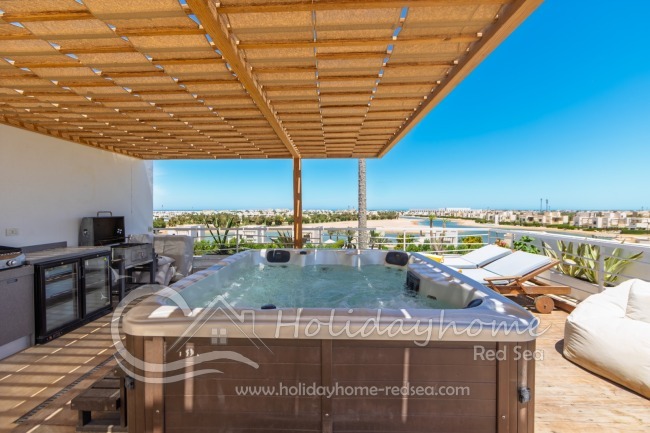 Jacuzzi, outdoor kitchen and Sunbeds