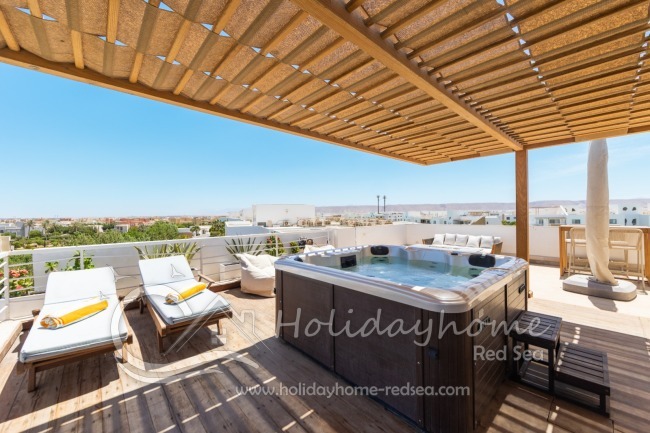 Rooftop terrace with Jacuzzi and sunbeds