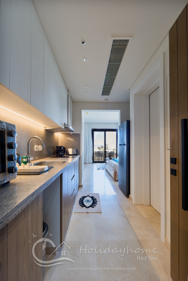 Fully equipped kitchen with kettle, toaster and american coffee maschine. Electic cooker and small electric oven. 