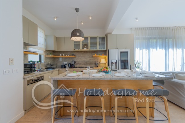 Fully equipped kitchen with island to enjoy cooking or just coming together