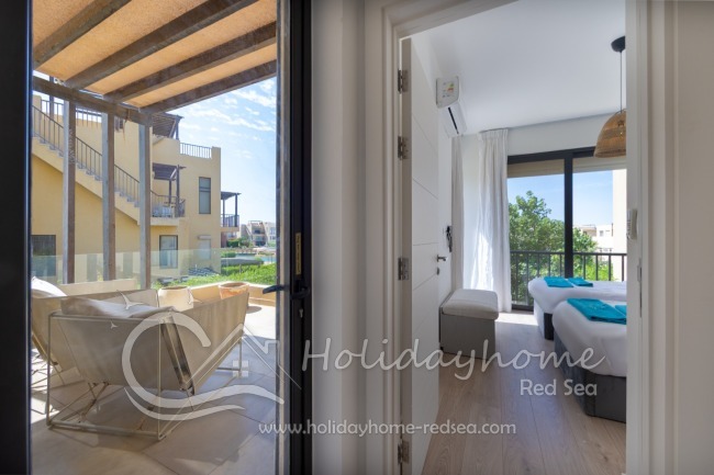Corridor to bedroom 2 and 3 with view to the balcony