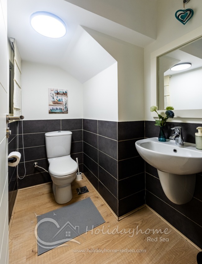 Guest toilet on the ground floor