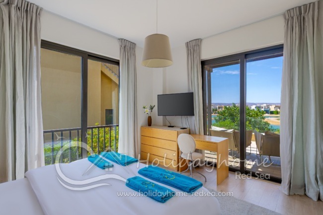 Bedroom 2 with balcony to the laggon side